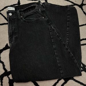 Abercrombie Curve Love Mid Rise Barrel Jean in Black- 30